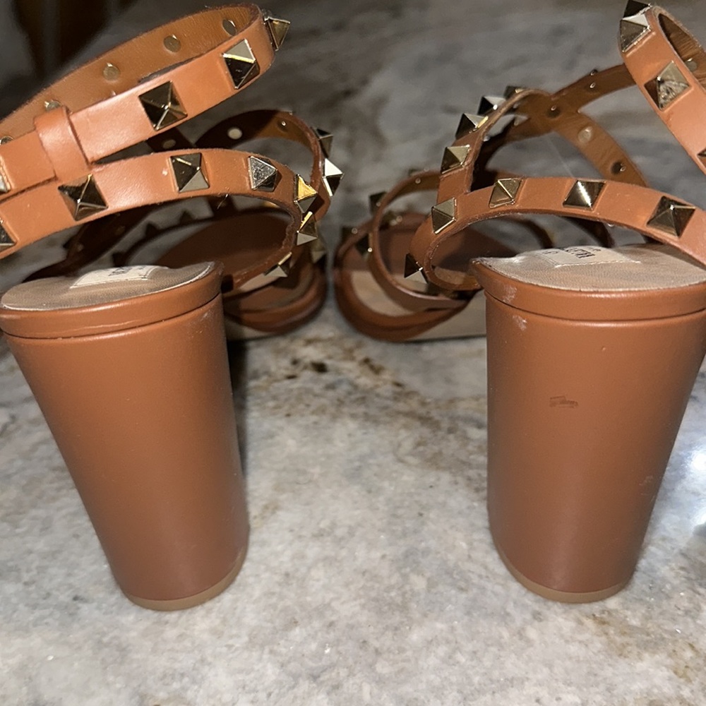 Authentic Valentino Rockstud Heel - Picture 2 of 5